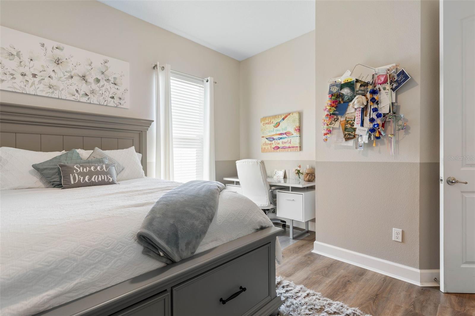 7 LAKESIDE PL E