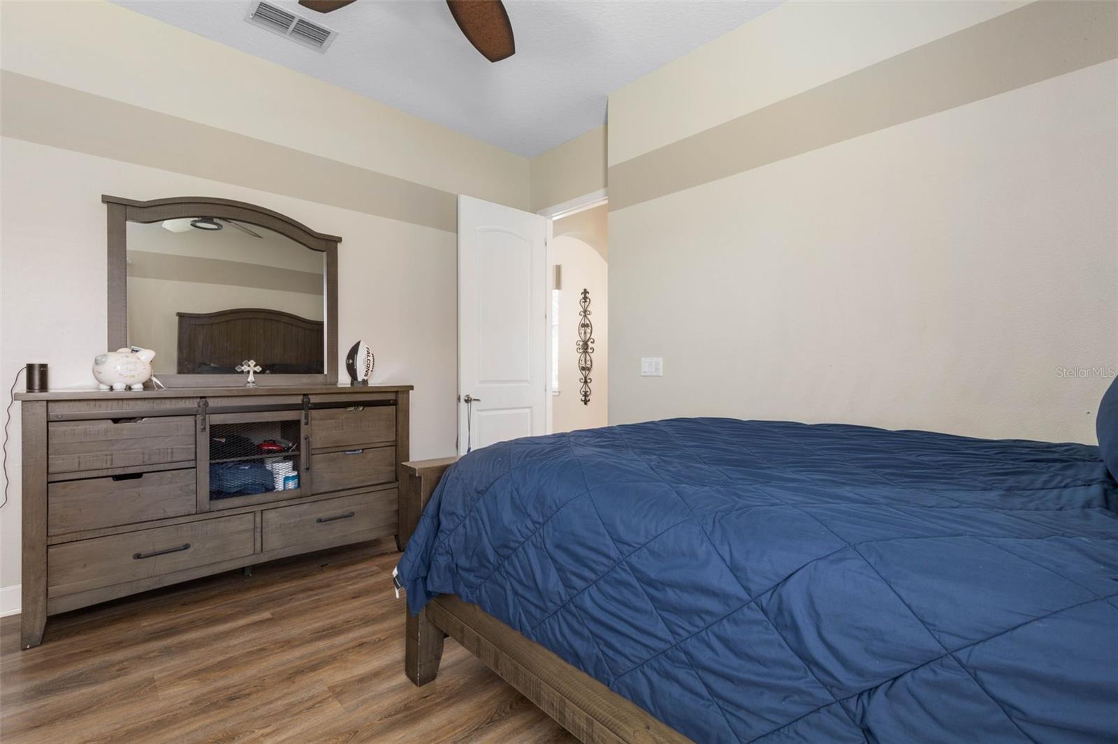 7 LAKESIDE PL E
