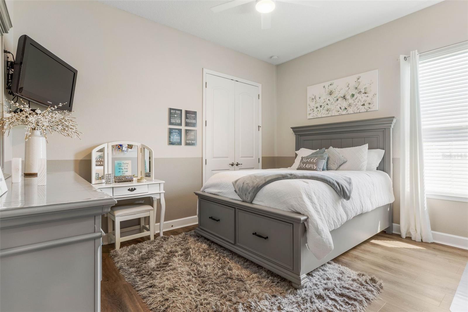 7 LAKESIDE PL E