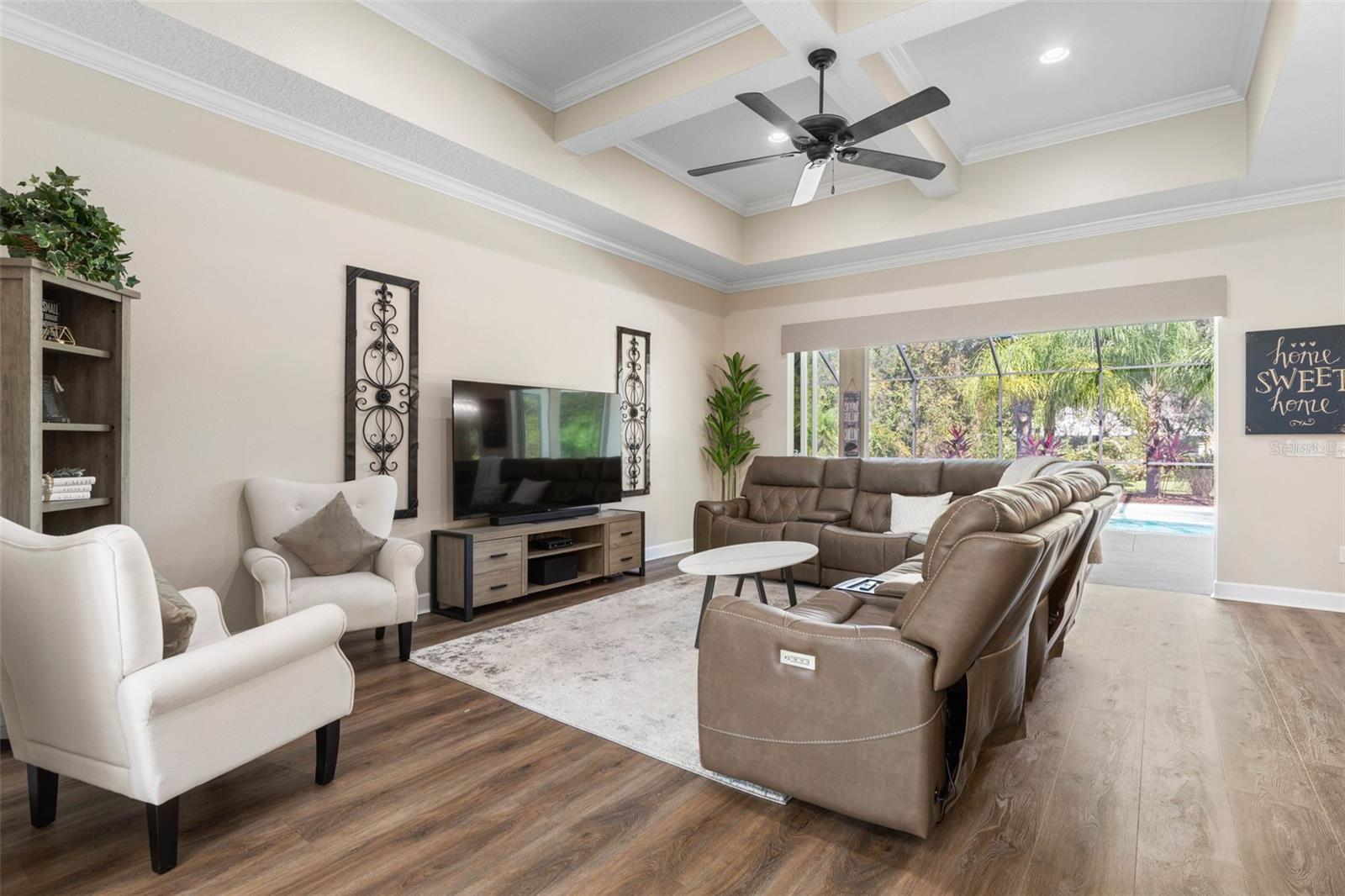 7 LAKESIDE PL E