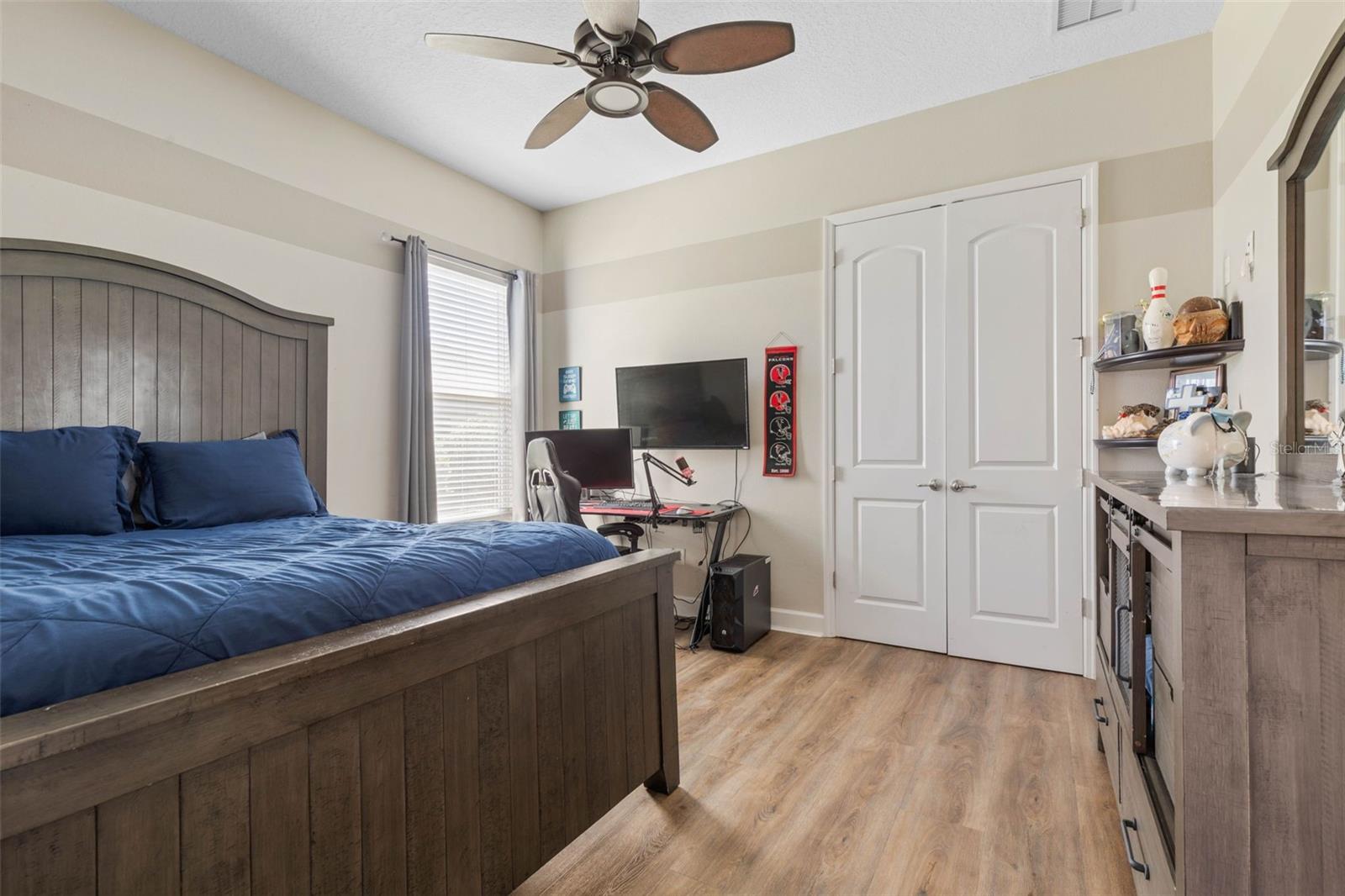 7 LAKESIDE PL E