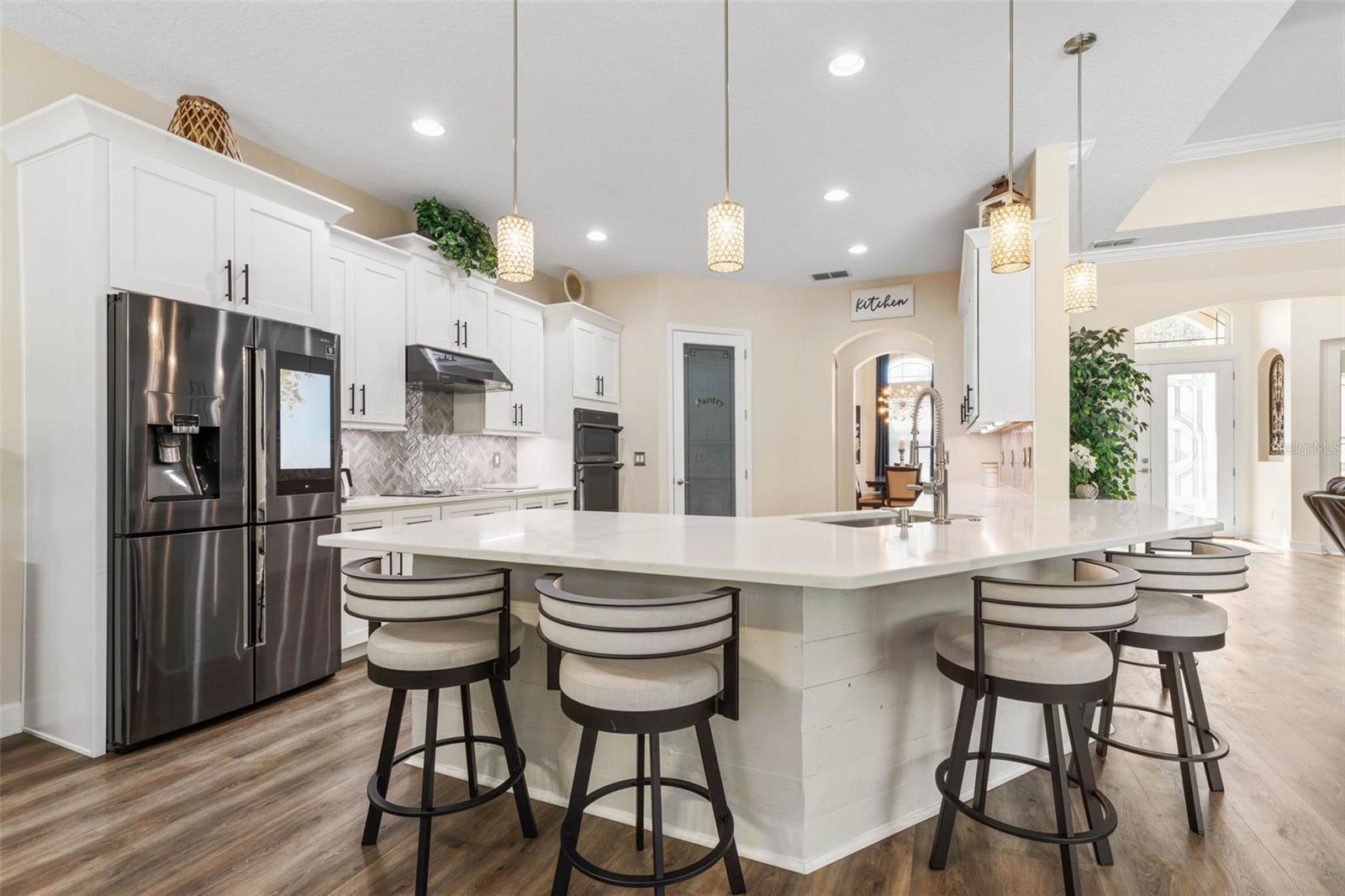 7 LAKESIDE PL E