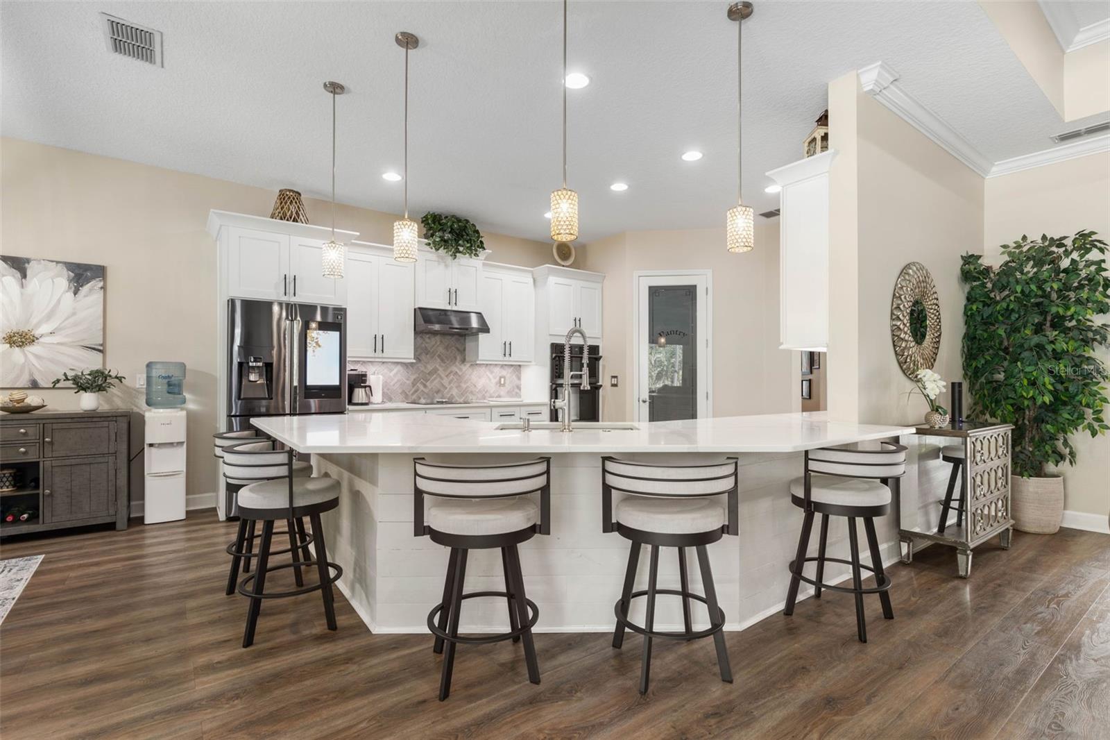 7 LAKESIDE PL E
