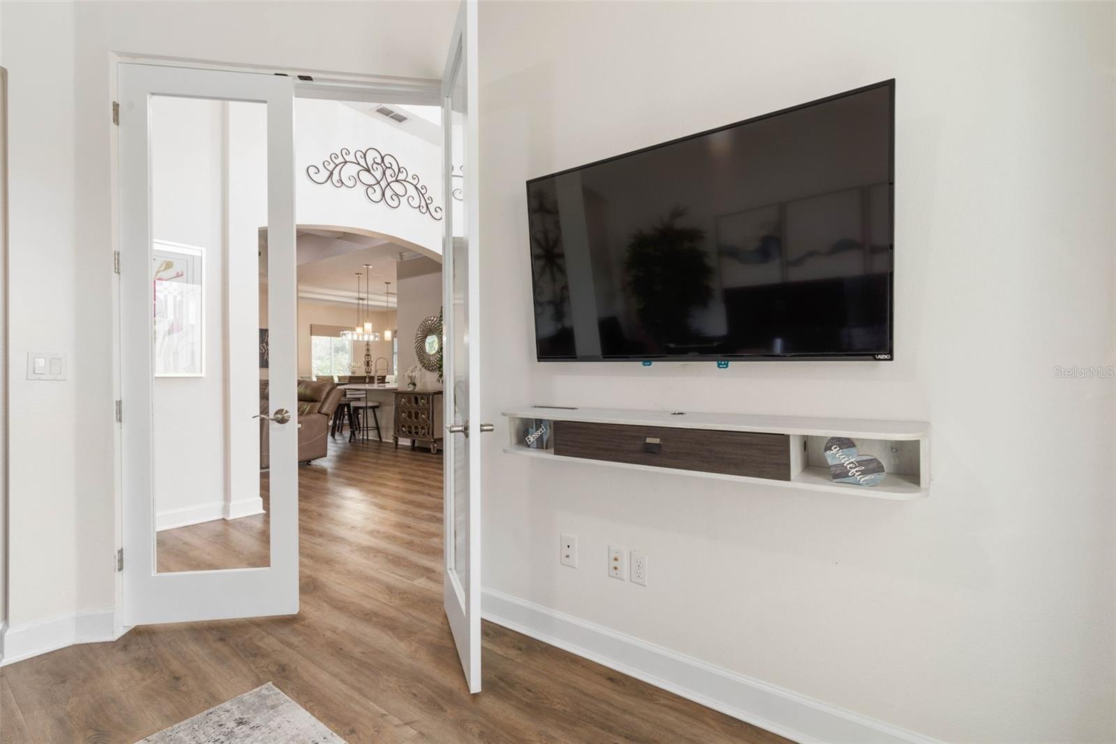 7 LAKESIDE PL E