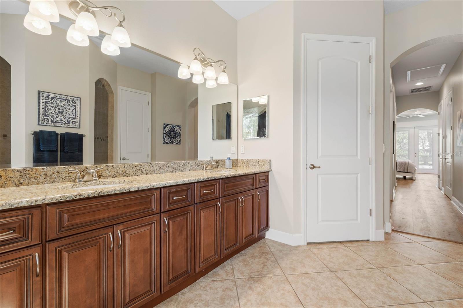 7 LAKESIDE PL E