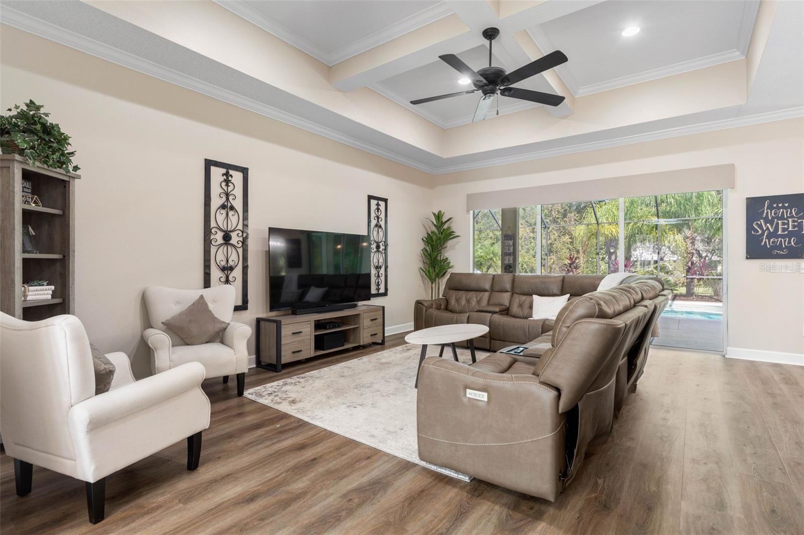 7 LAKESIDE PL E