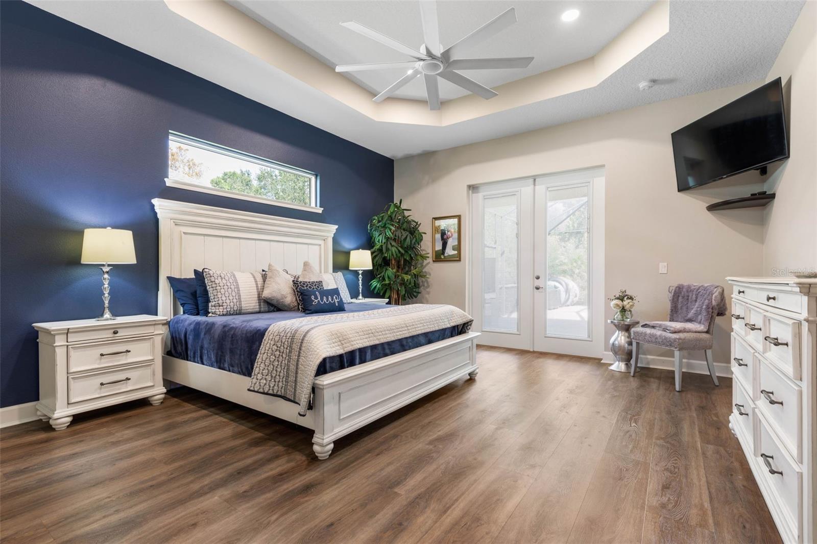 7 LAKESIDE PL E