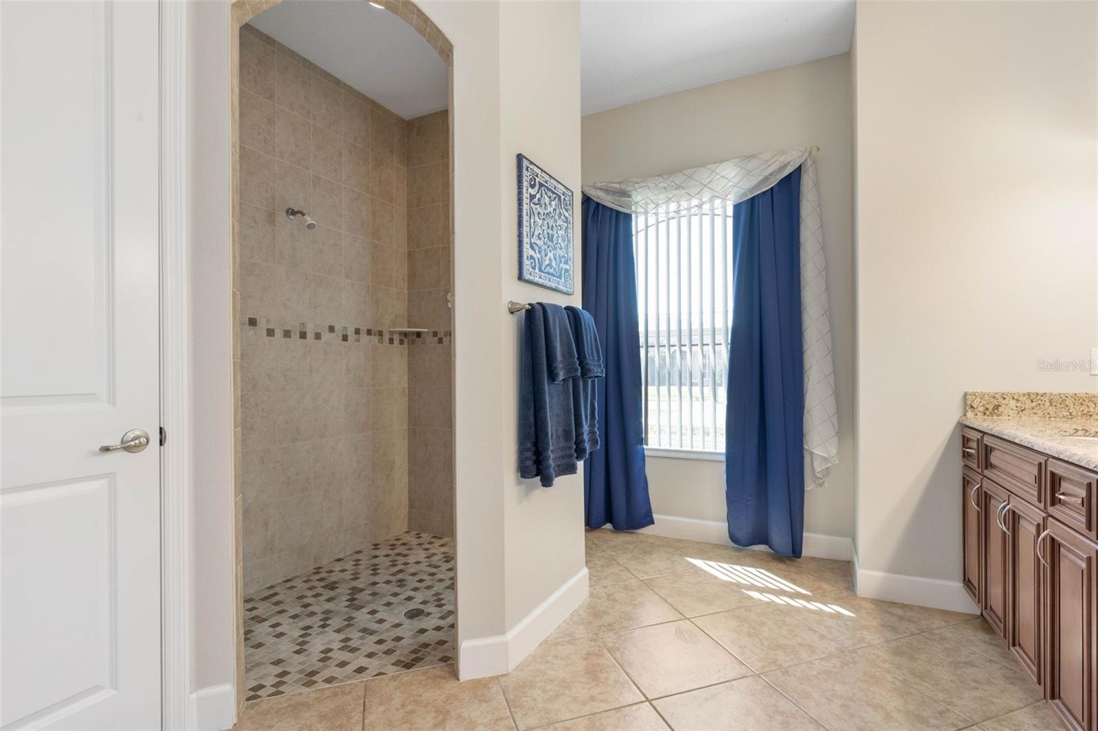 7 LAKESIDE PL E
