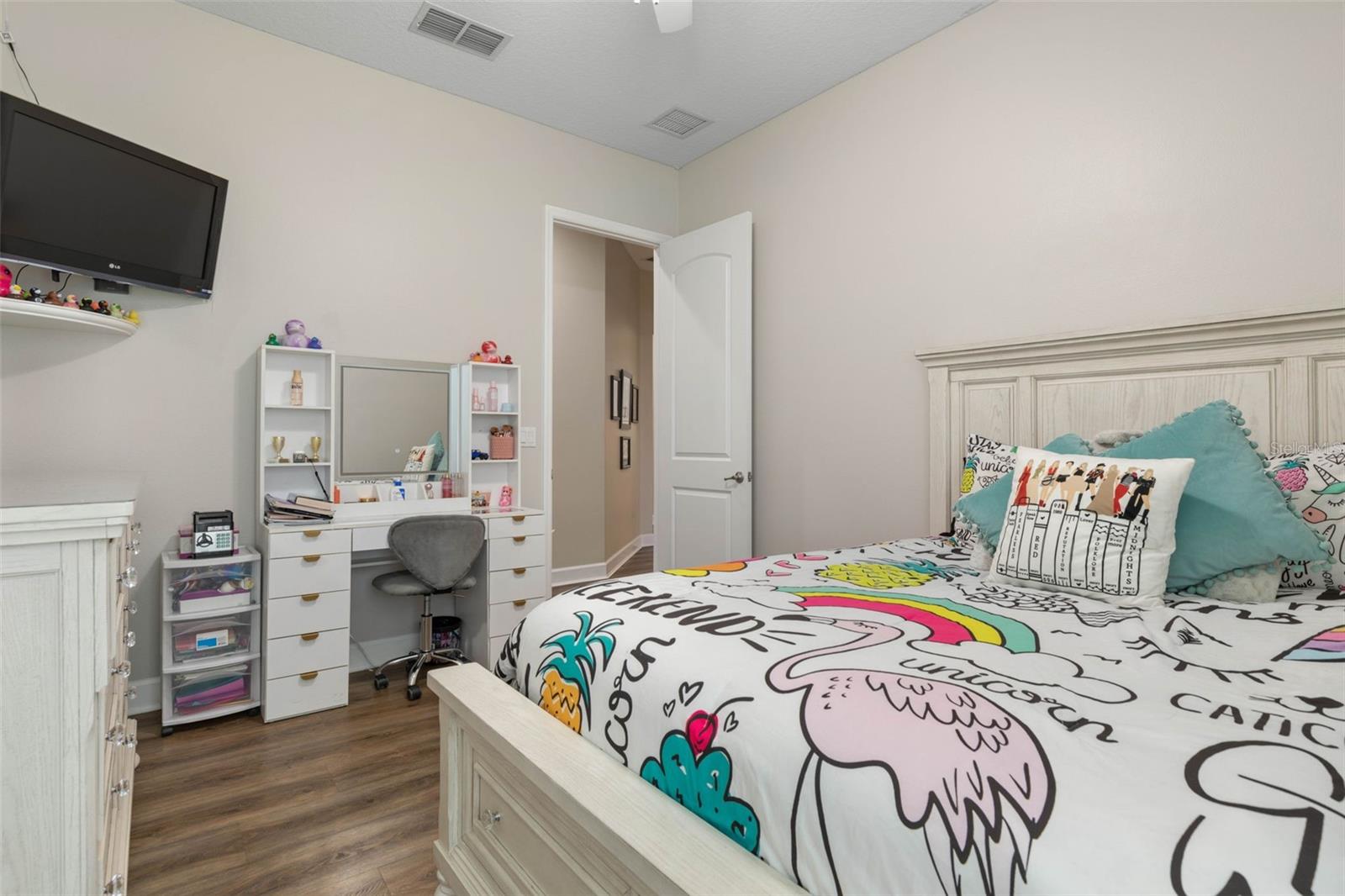 7 LAKESIDE PL E