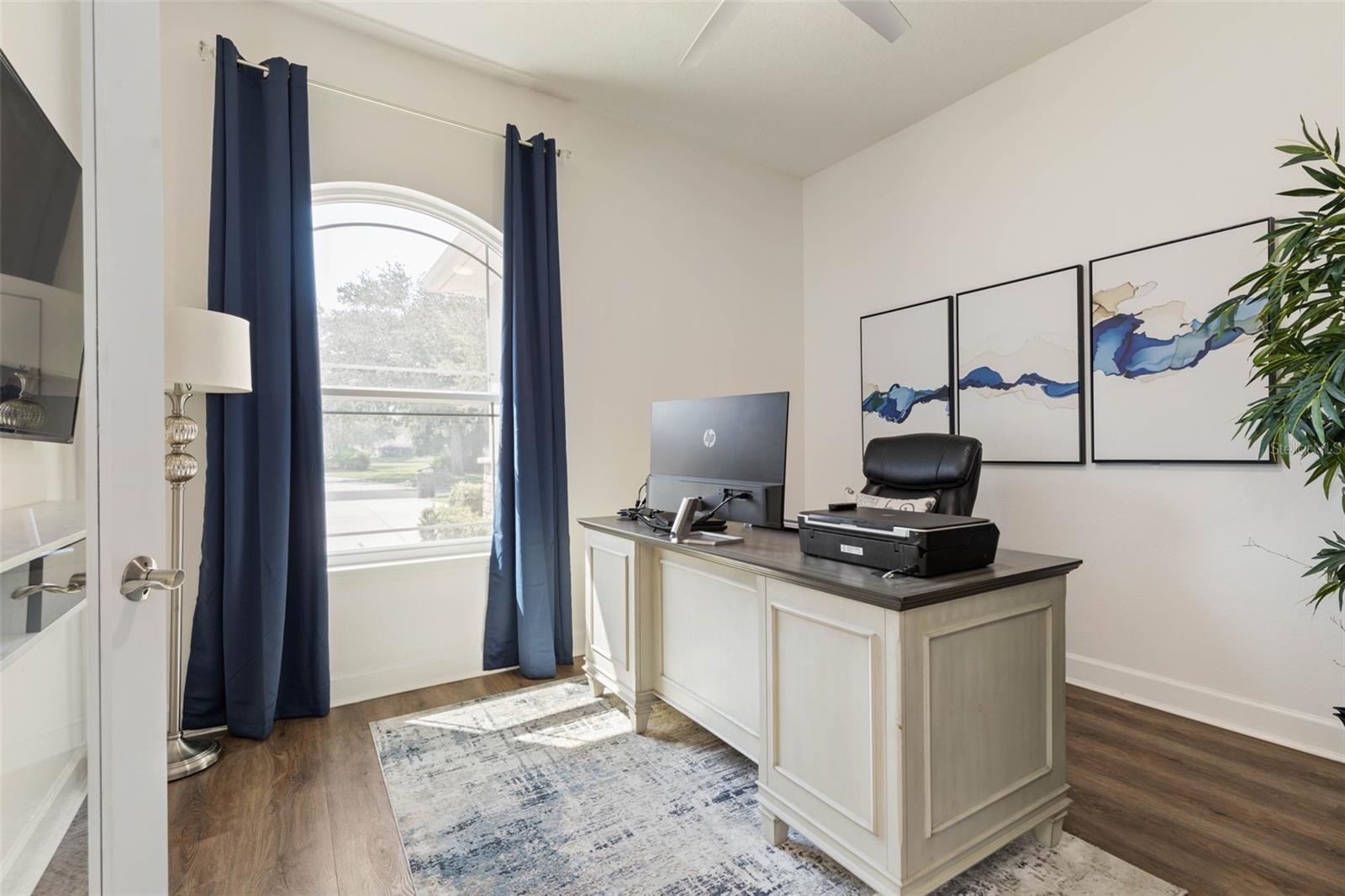7 LAKESIDE PL E