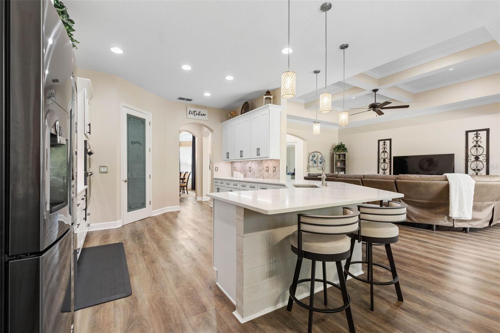 7 LAKESIDE PL E