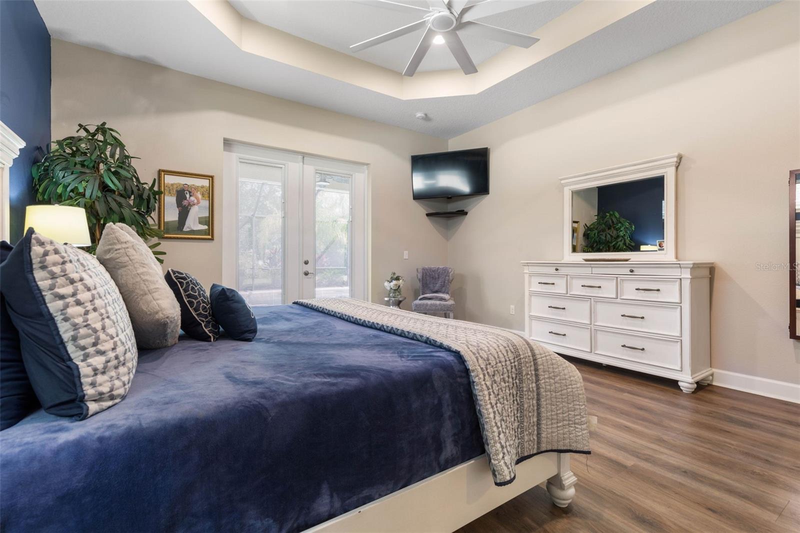 7 LAKESIDE PL E