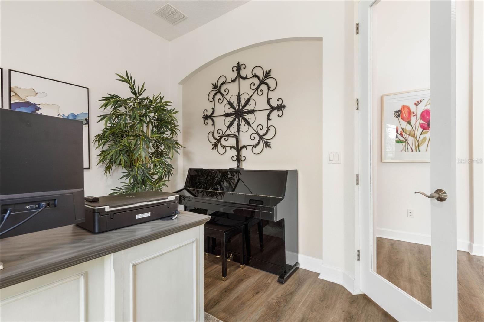 7 LAKESIDE PL E