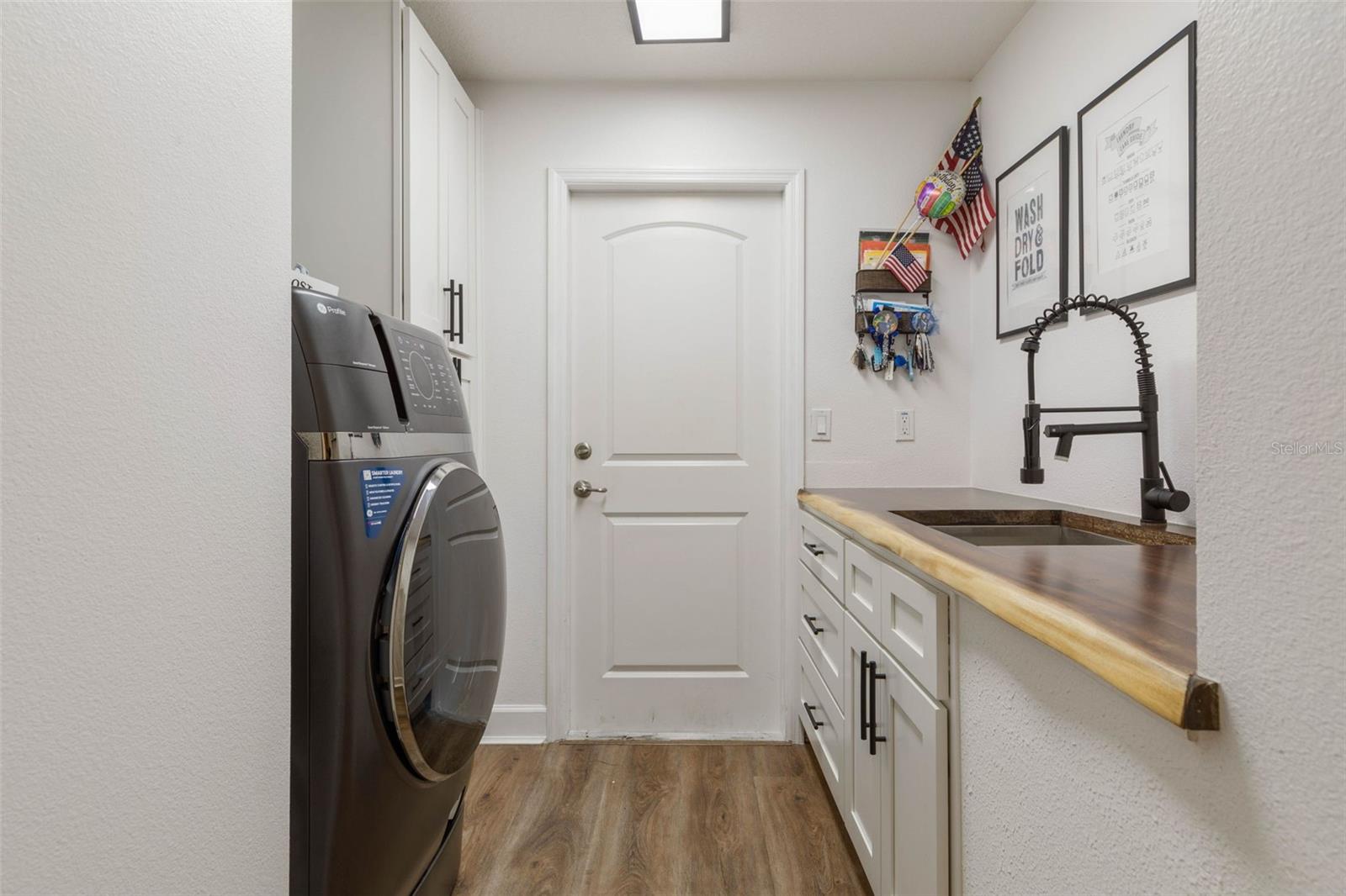 7 LAKESIDE PL E