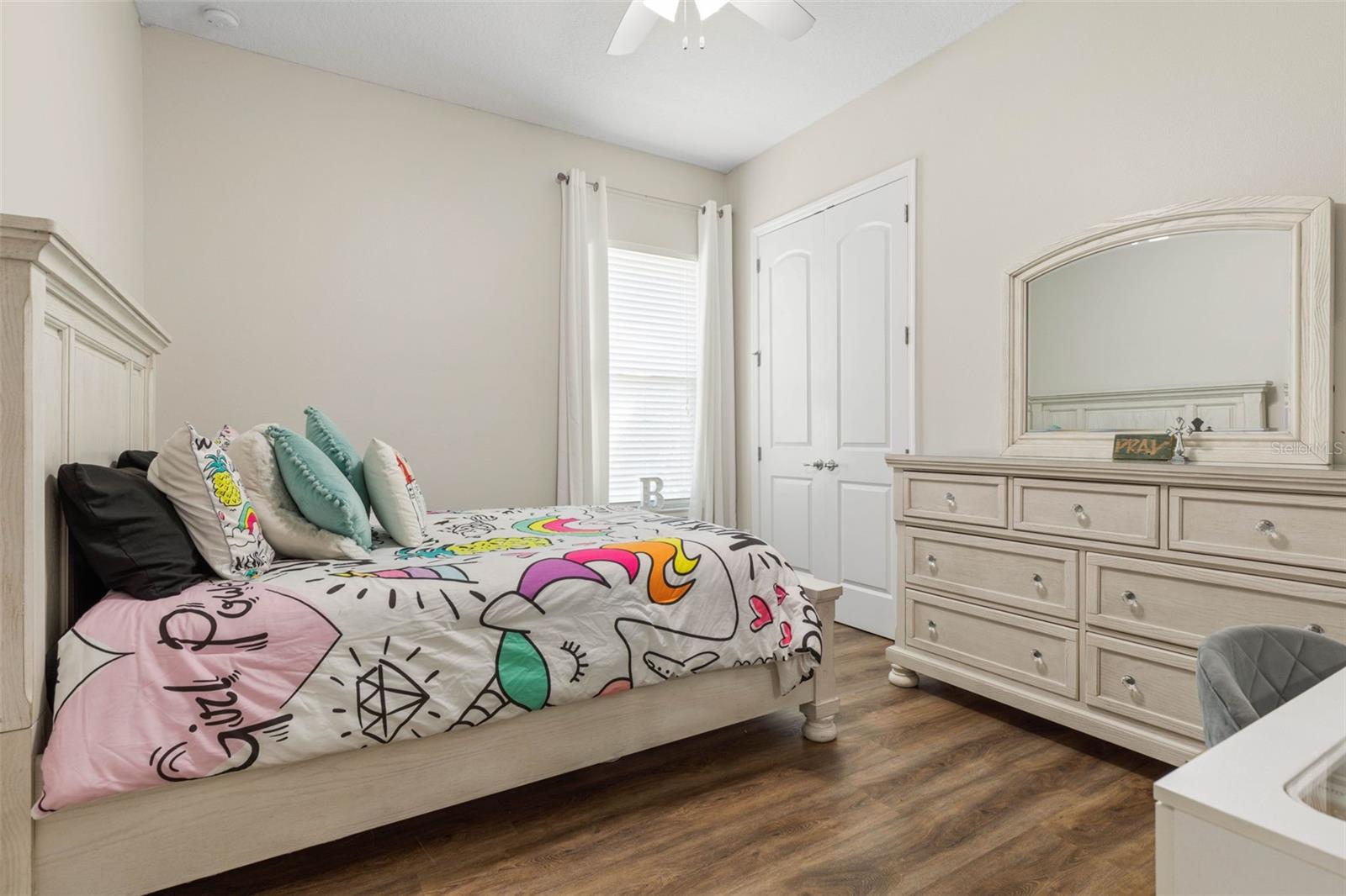 7 LAKESIDE PL E
