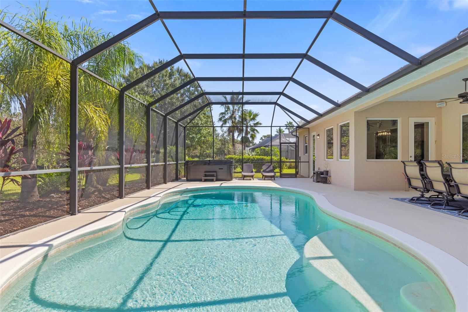 7 LAKESIDE PL E