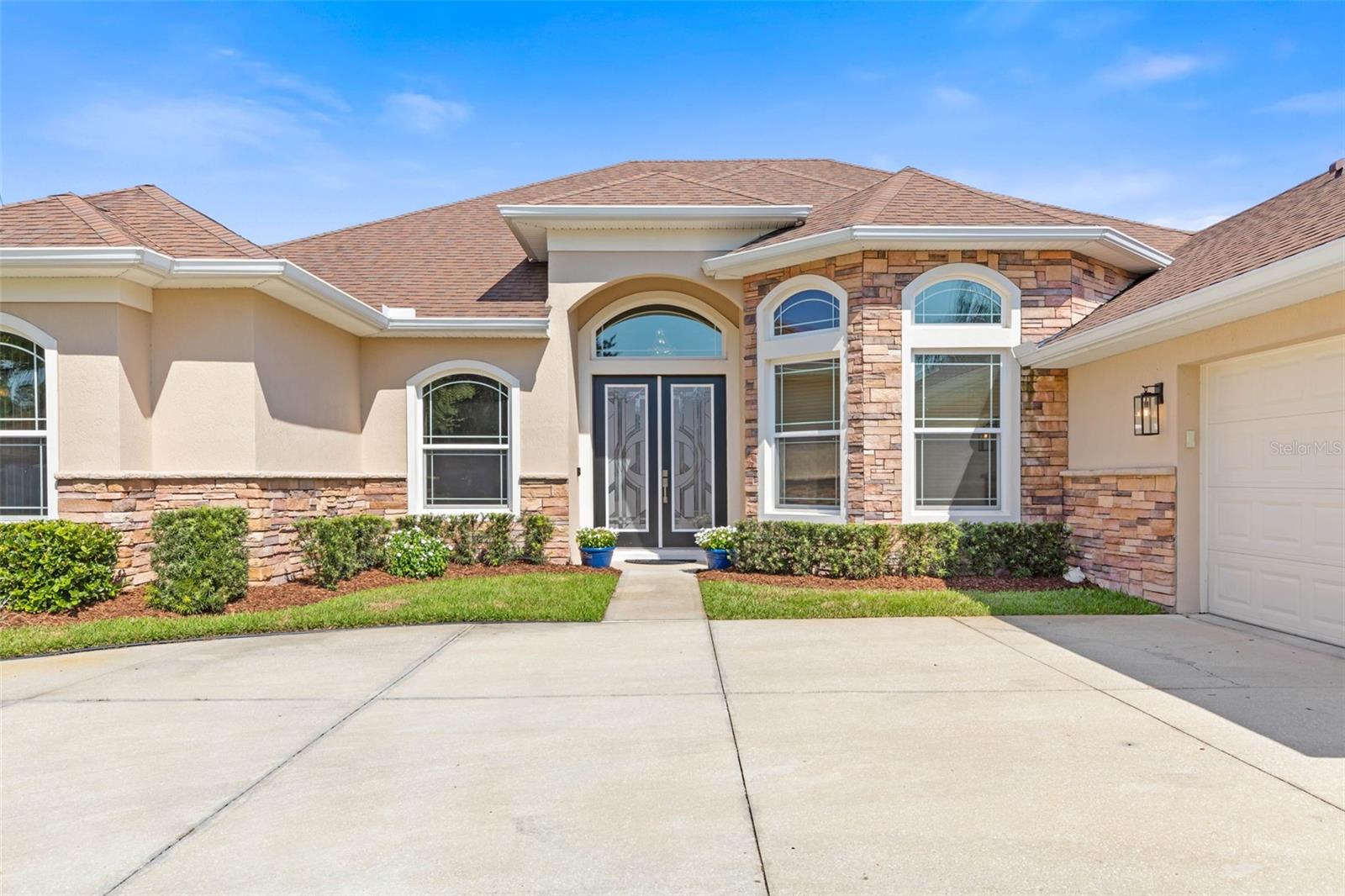 7 LAKESIDE PL E