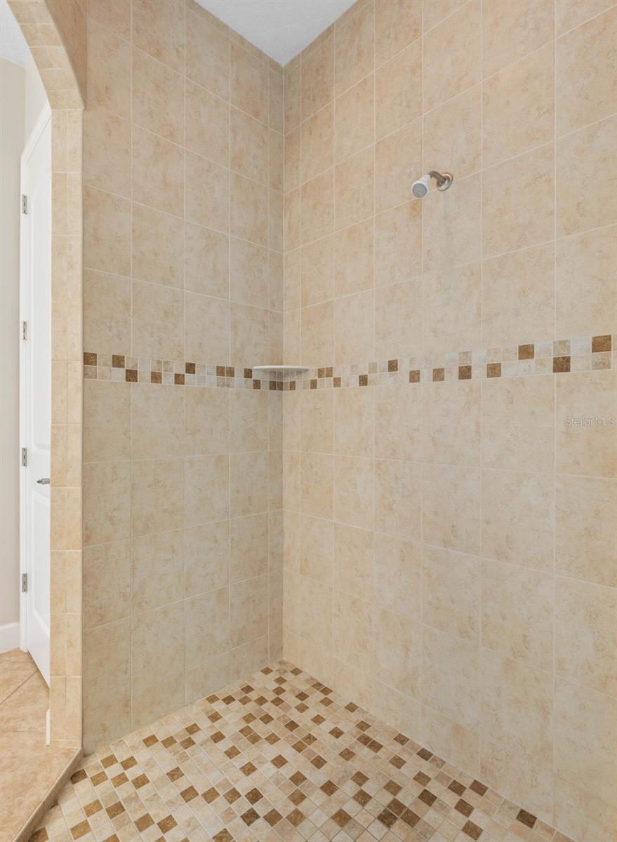 7 LAKESIDE PL E