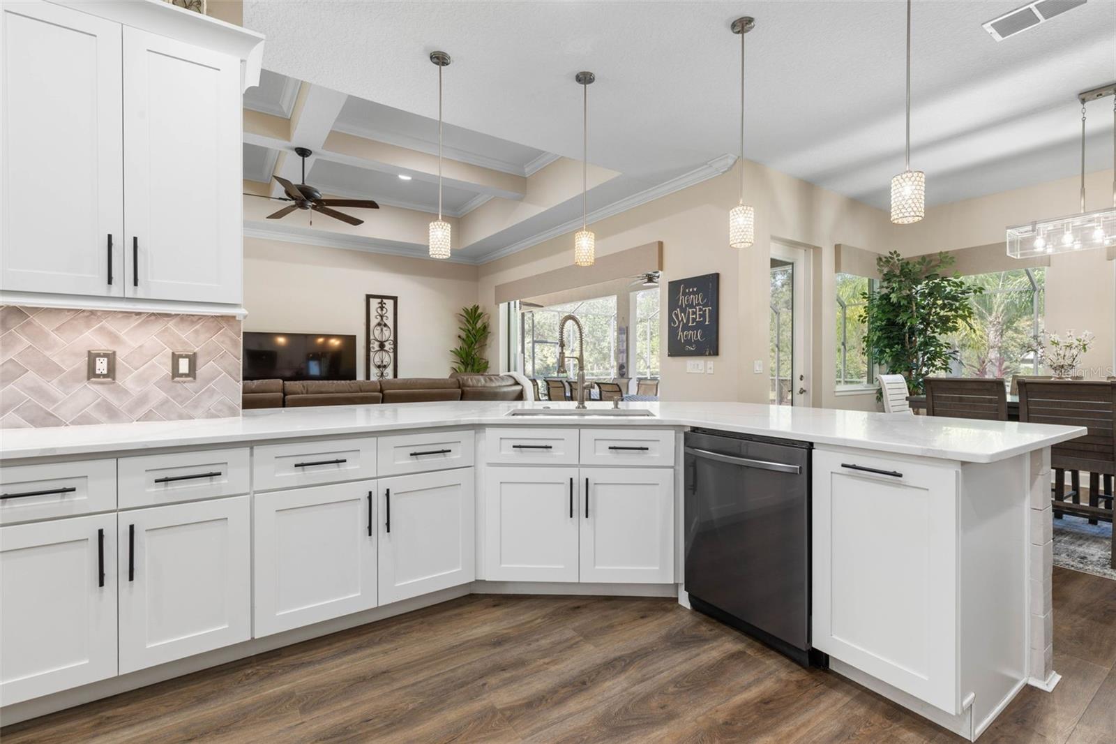 7 LAKESIDE PL E