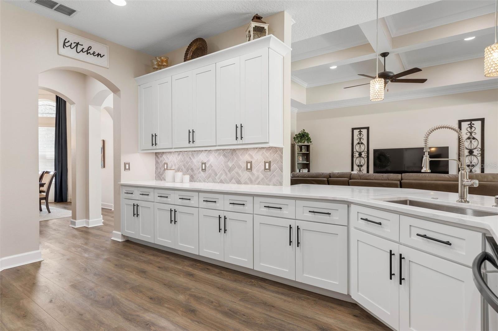 7 LAKESIDE PL E