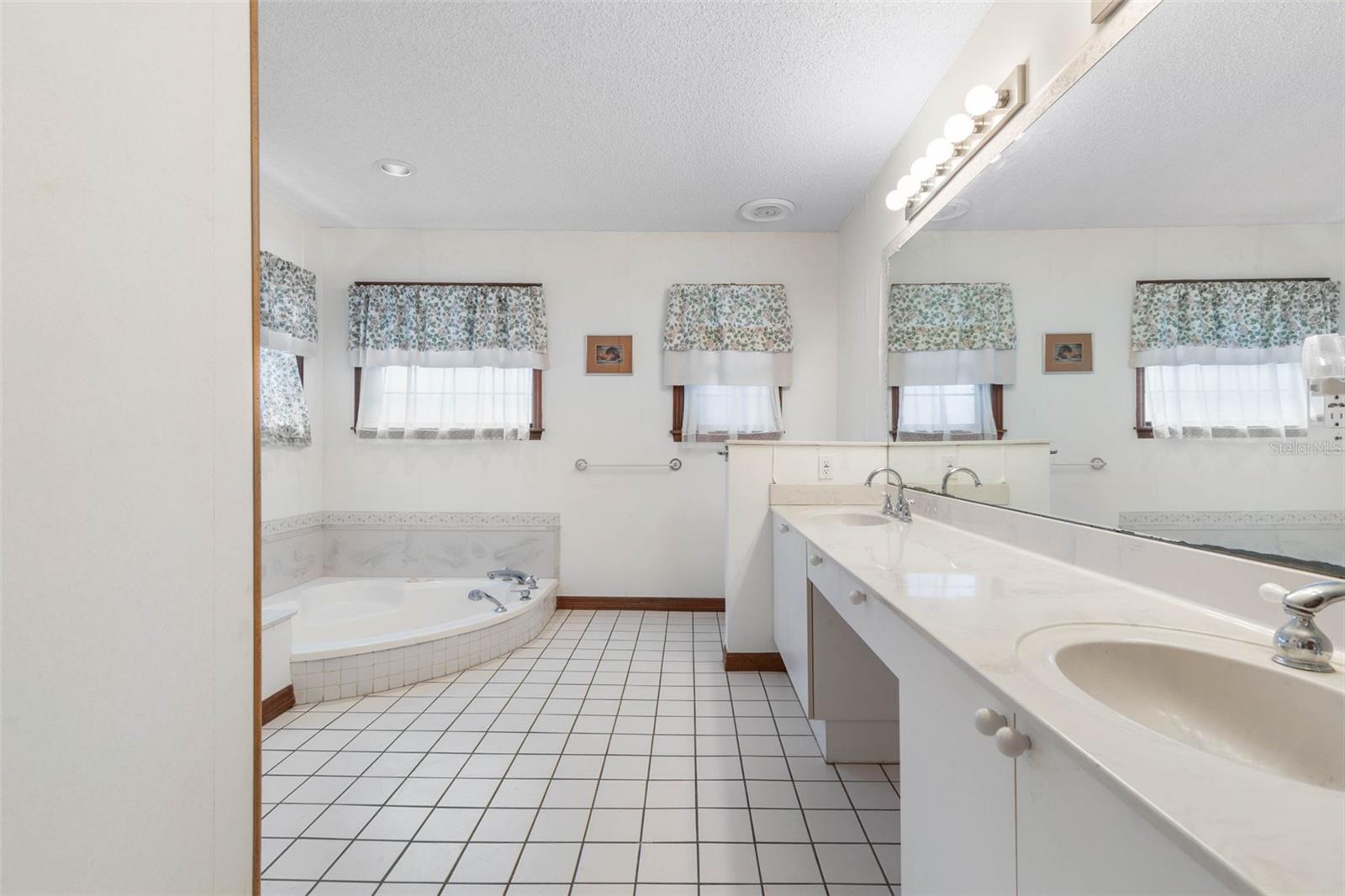 39 BRONSON LN