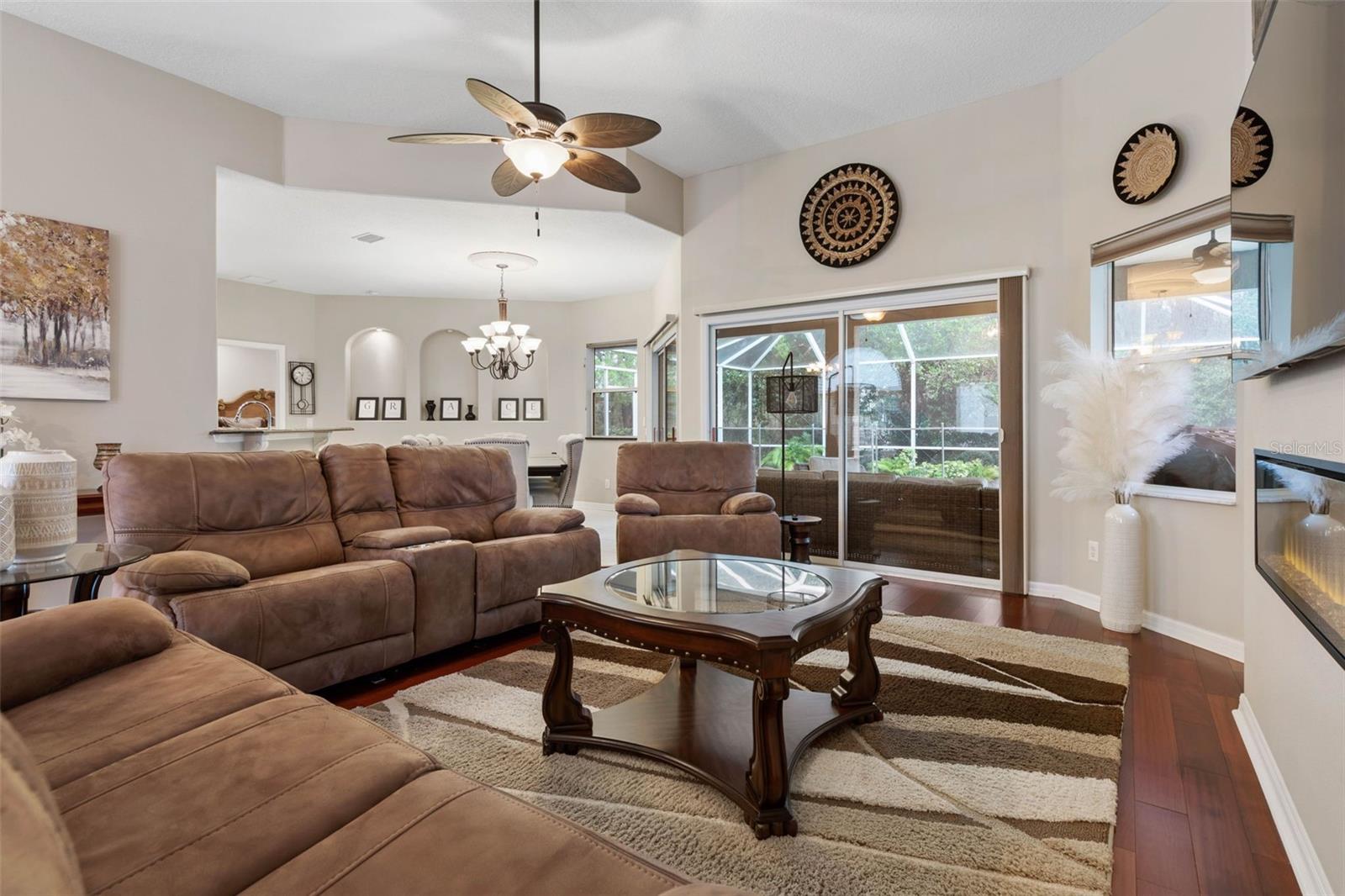 3 ROYAL OAK DR