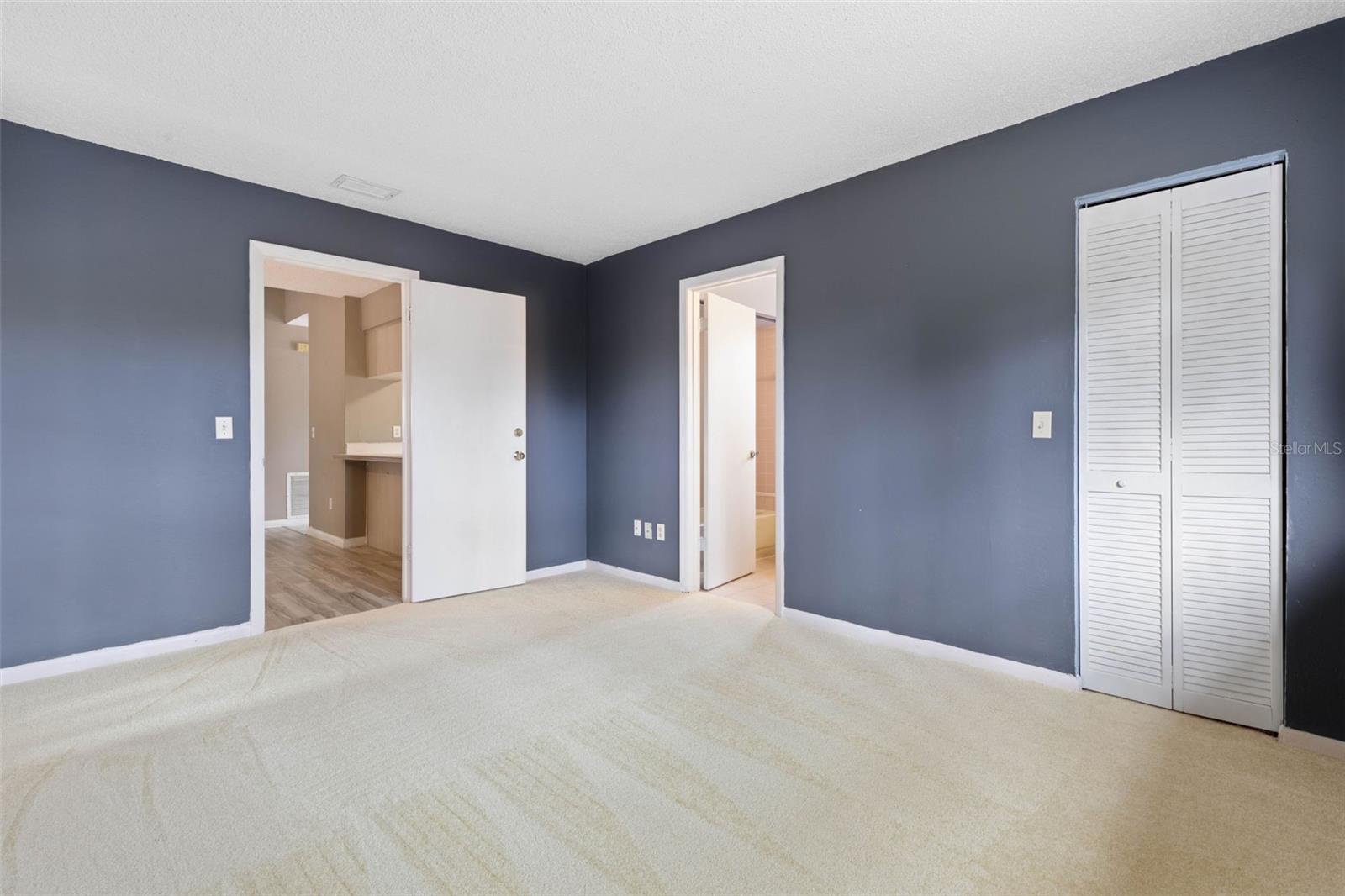 100 WESTBURY LN