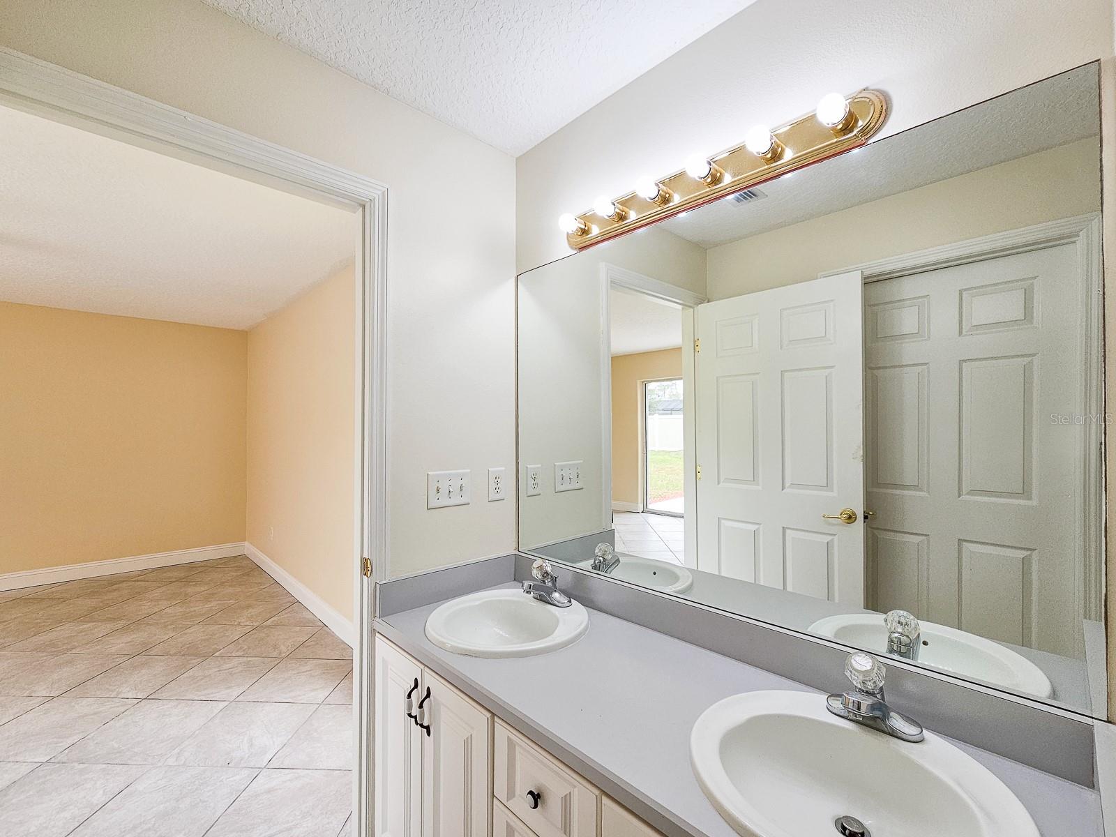 18 WHEATFIELD DR