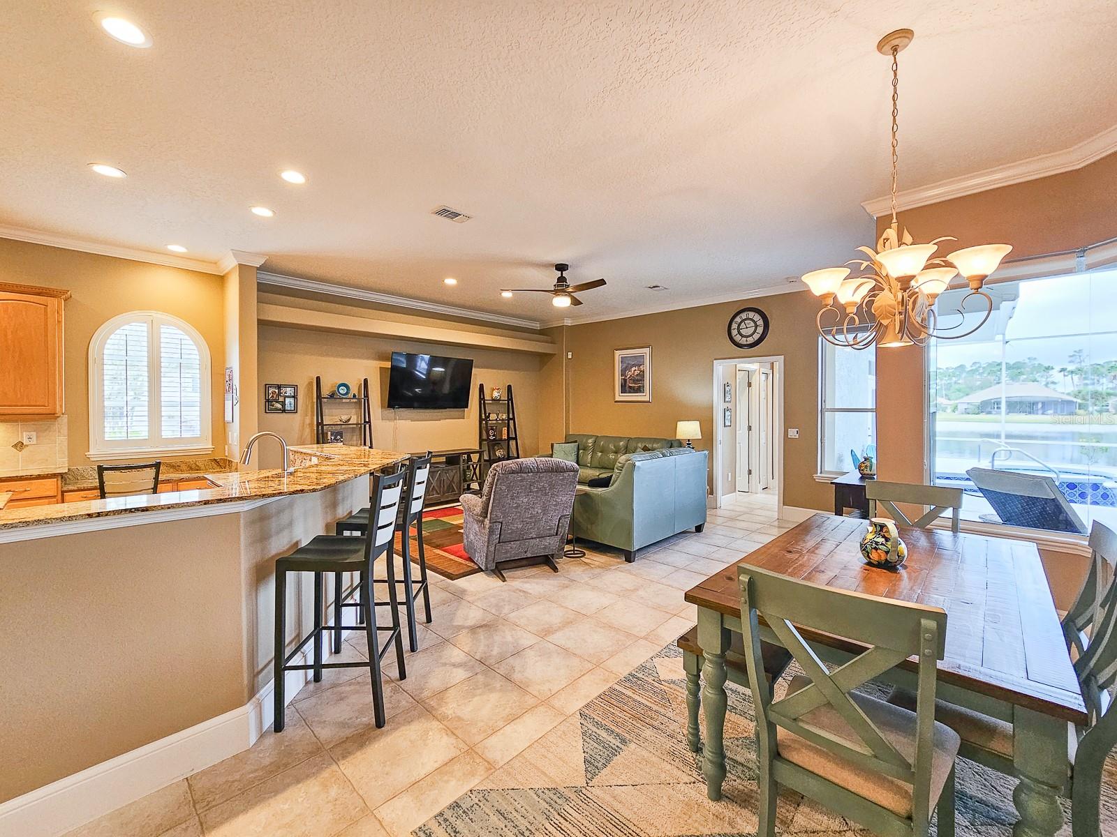 6 LAKESIDE PL E