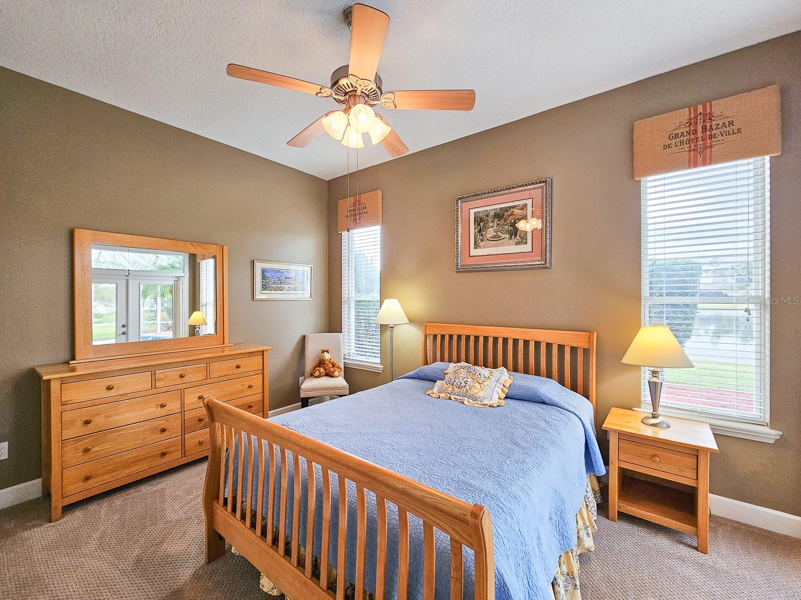 6 LAKESIDE PL E