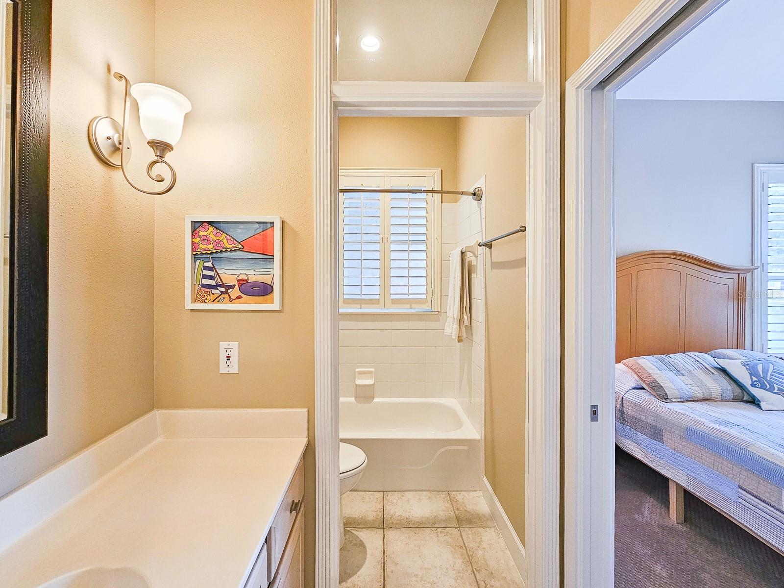 6 LAKESIDE PL E