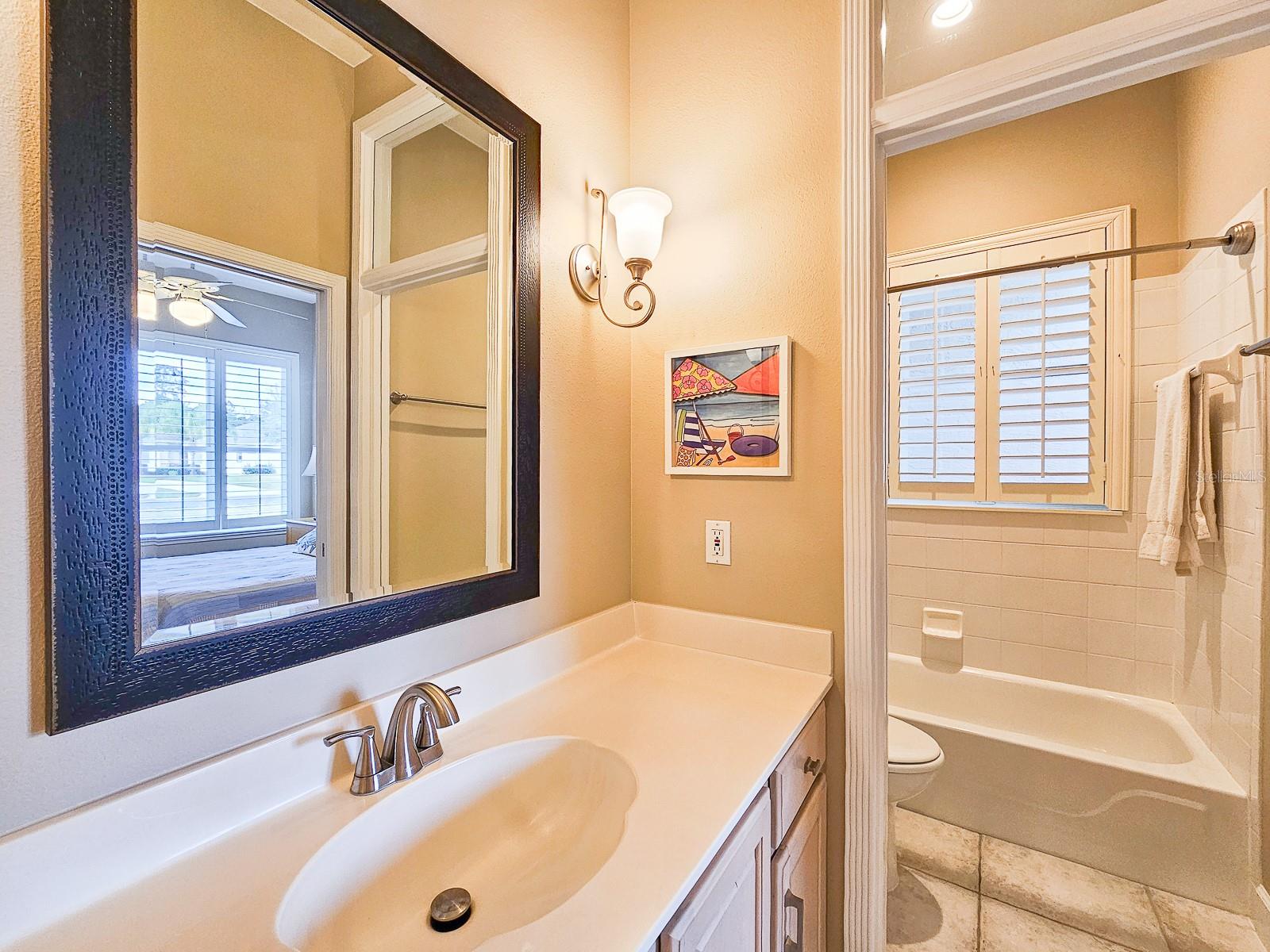 6 LAKESIDE PL E