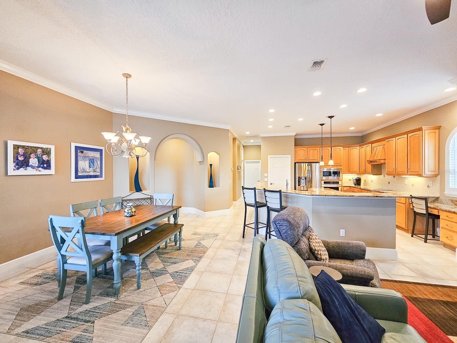 6 LAKESIDE PL E