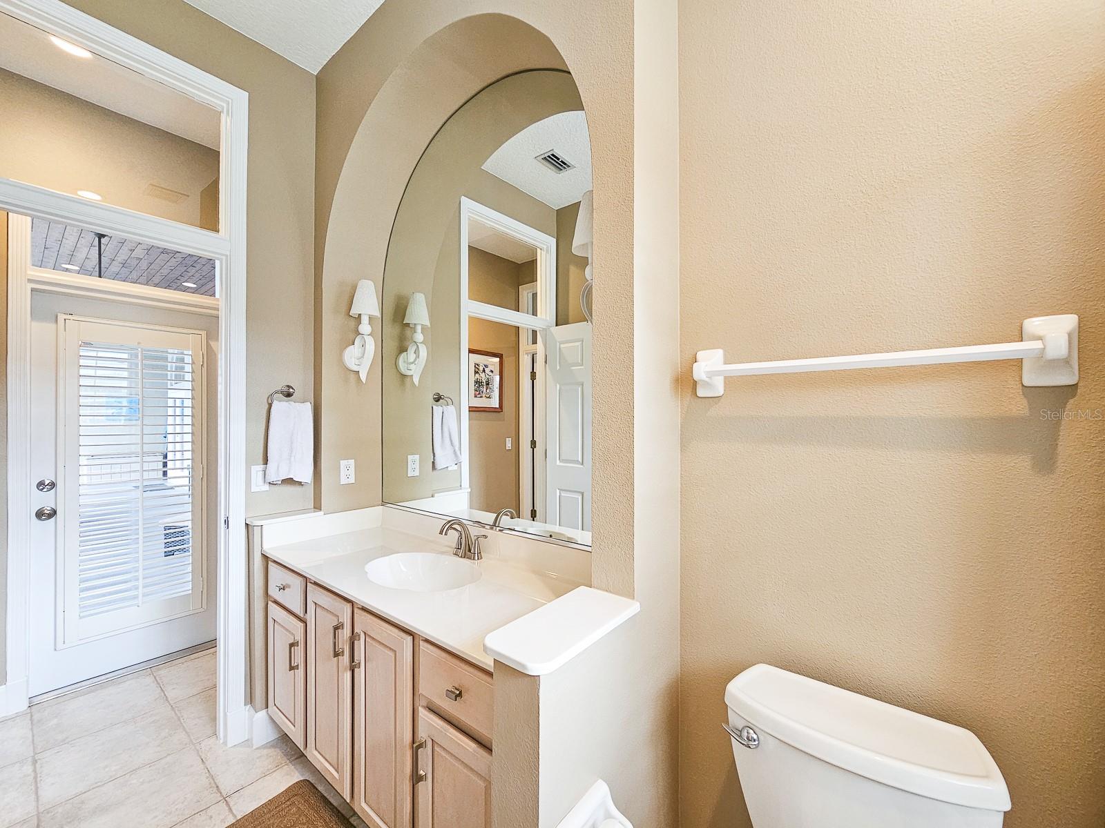 6 LAKESIDE PL E