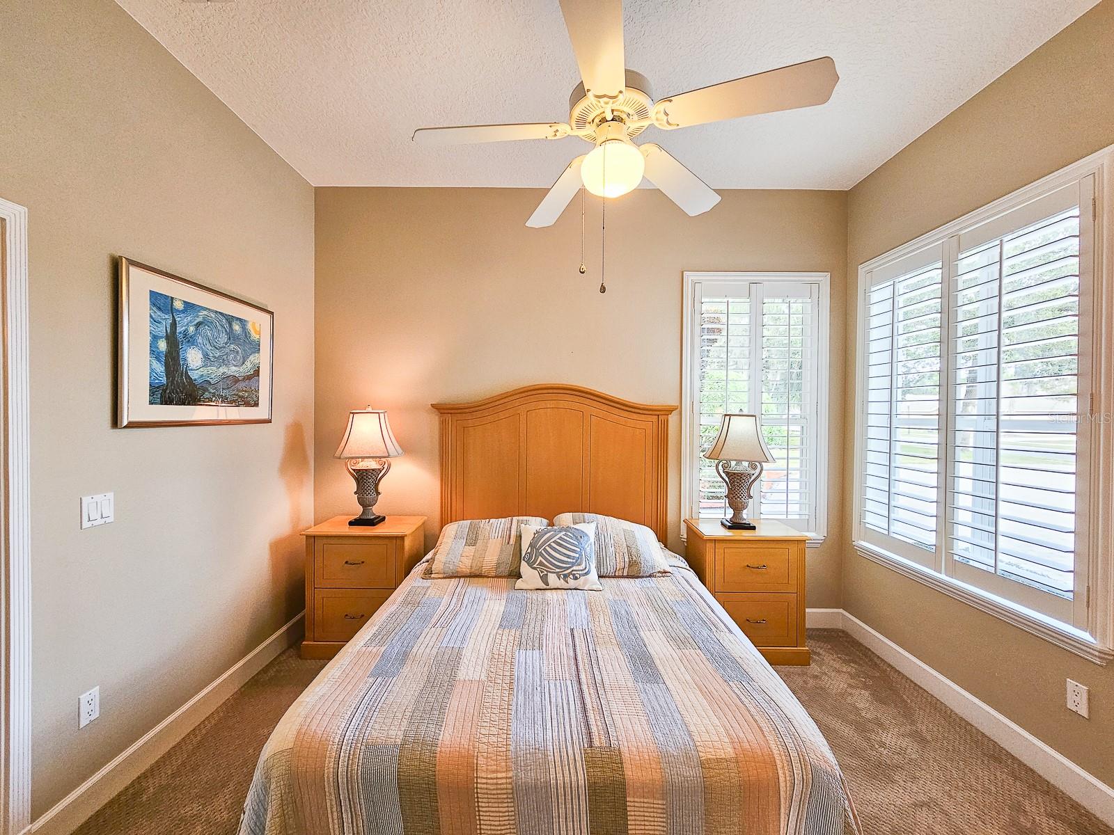 6 LAKESIDE PL E