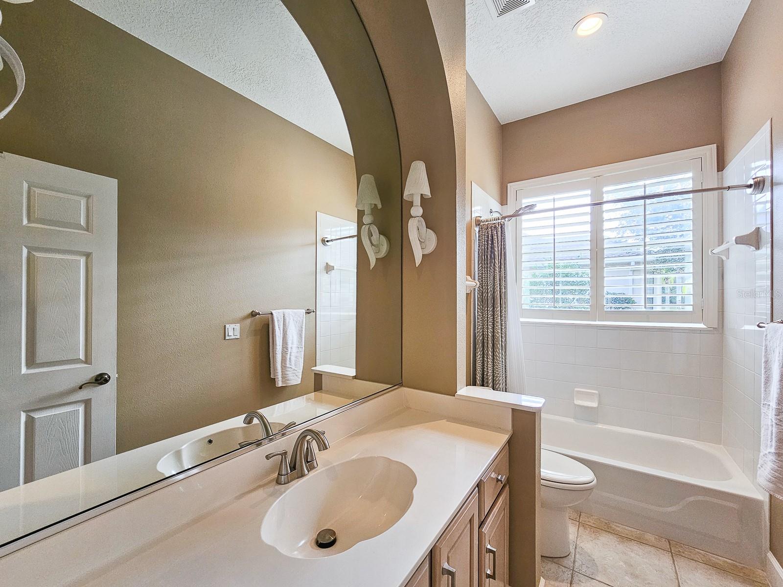 6 LAKESIDE PL E