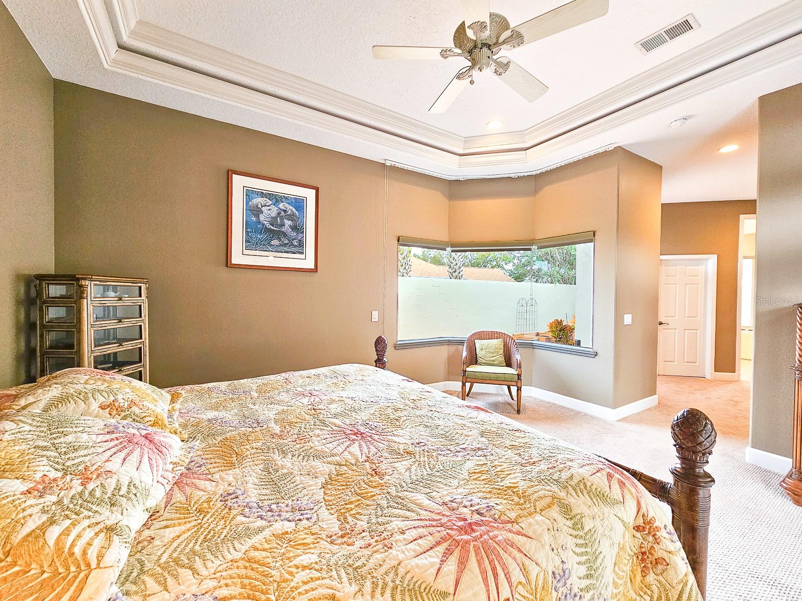 6 LAKESIDE PL E