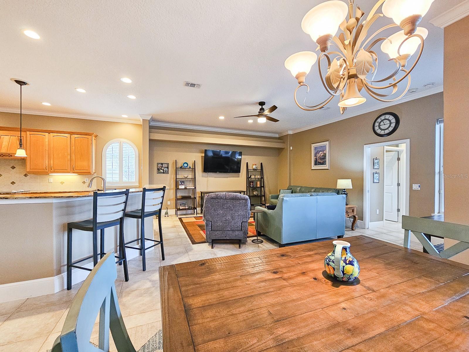 6 LAKESIDE PL E