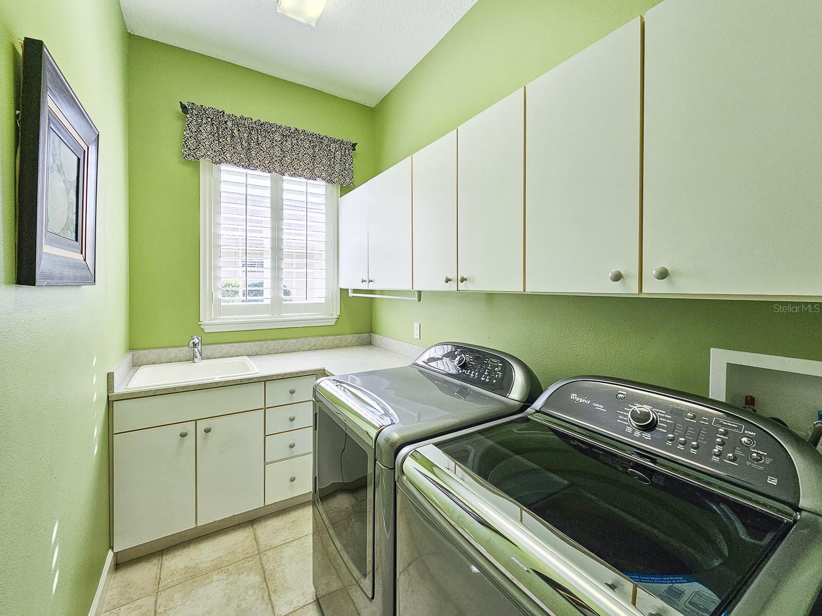 6 LAKESIDE PL E