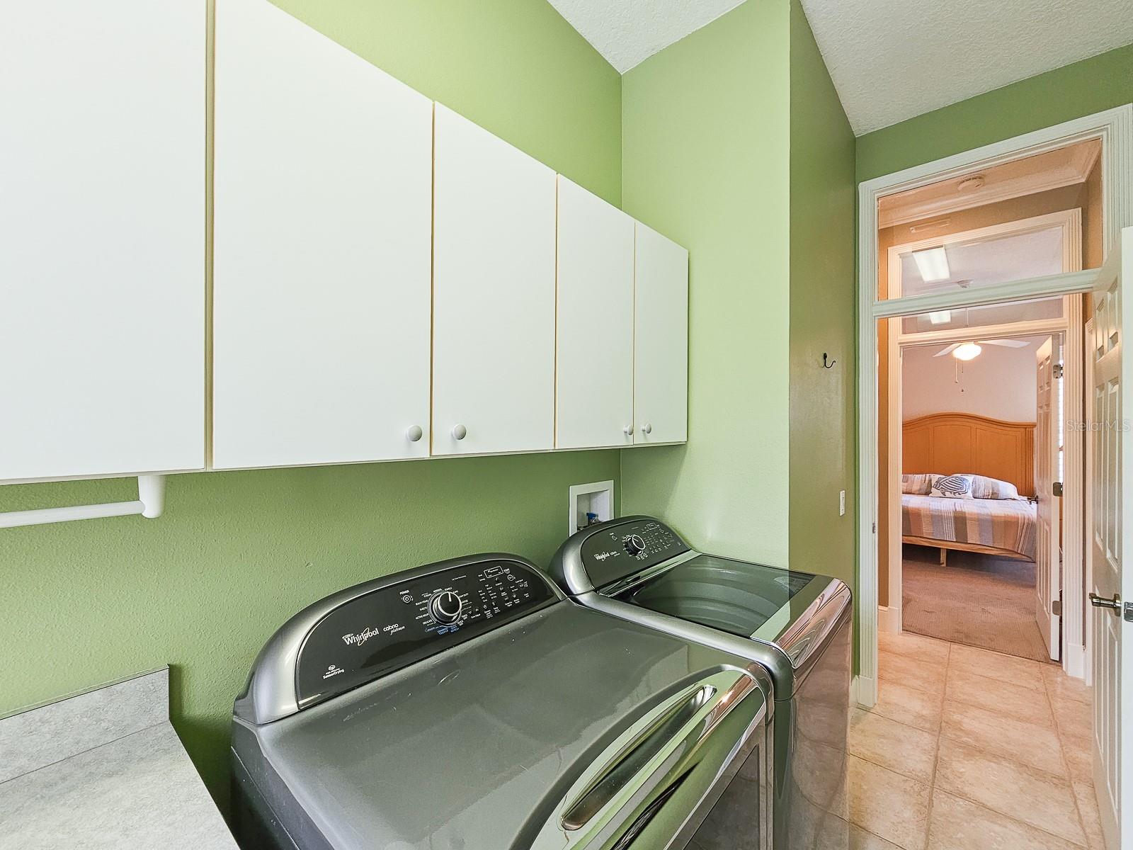 6 LAKESIDE PL E