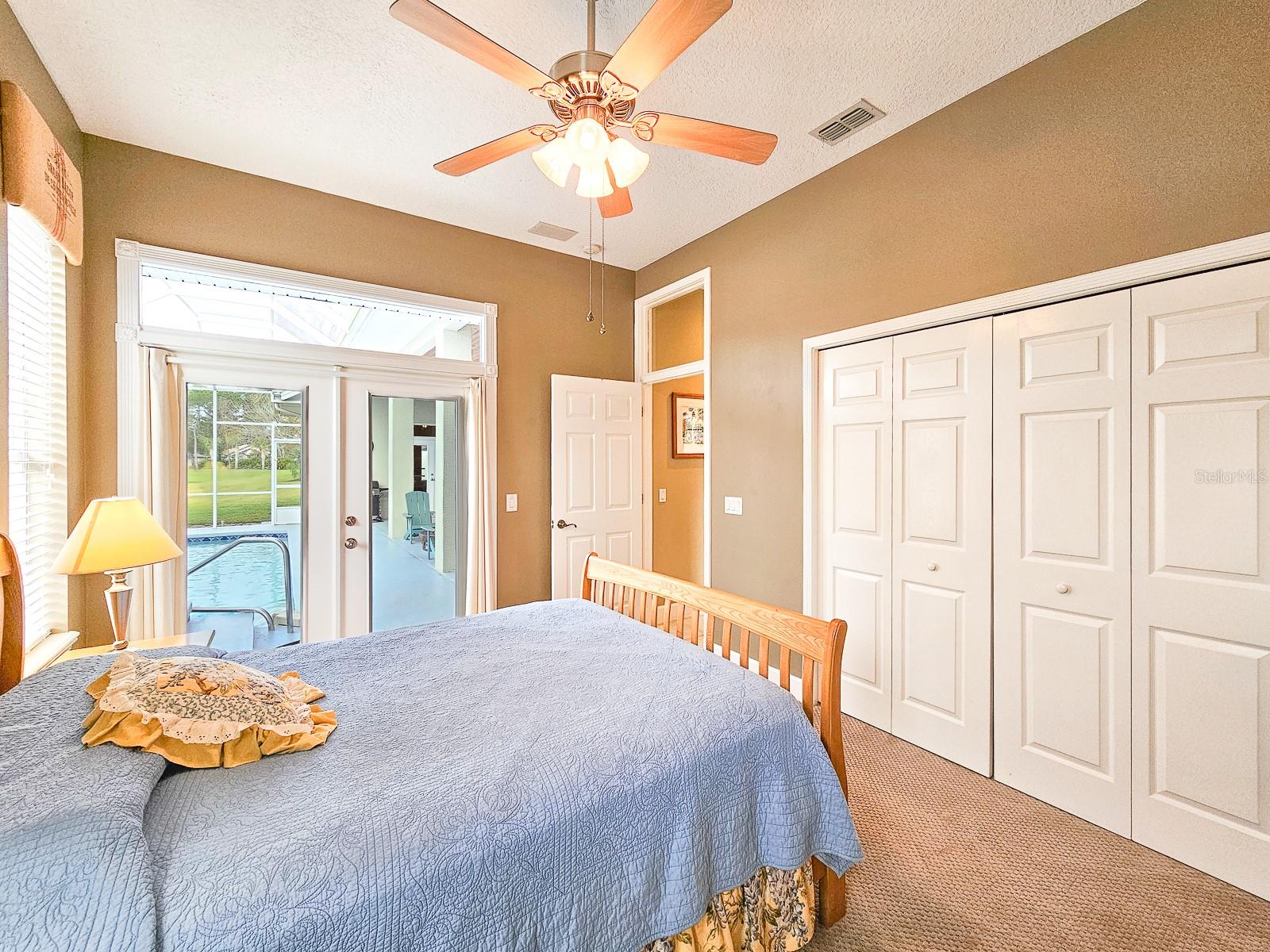 6 LAKESIDE PL E