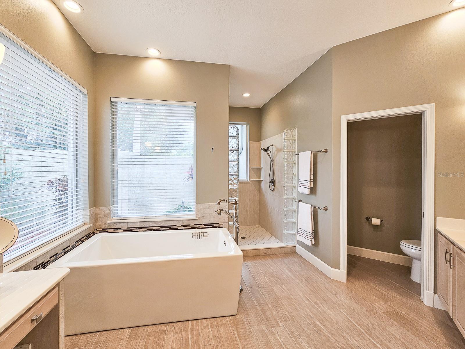 6 LAKESIDE PL E