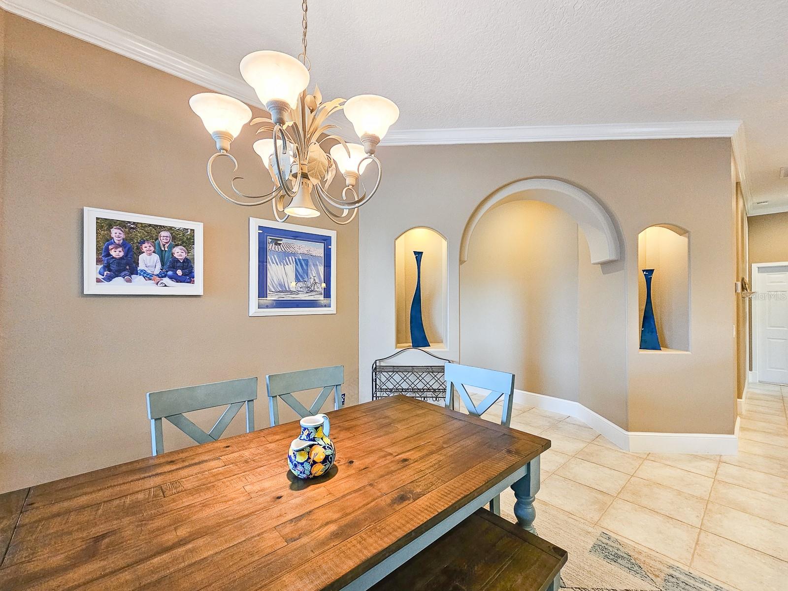 6 LAKESIDE PL E
