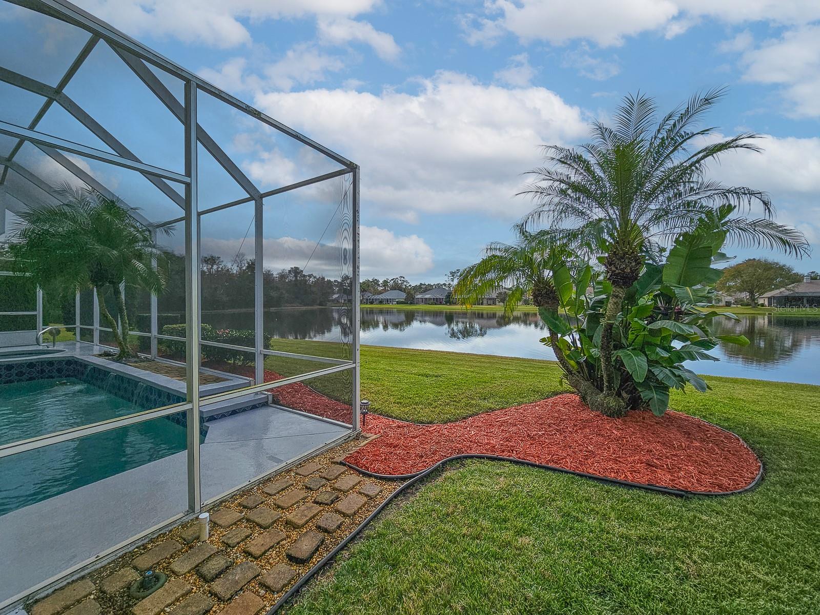 6 LAKESIDE PL E