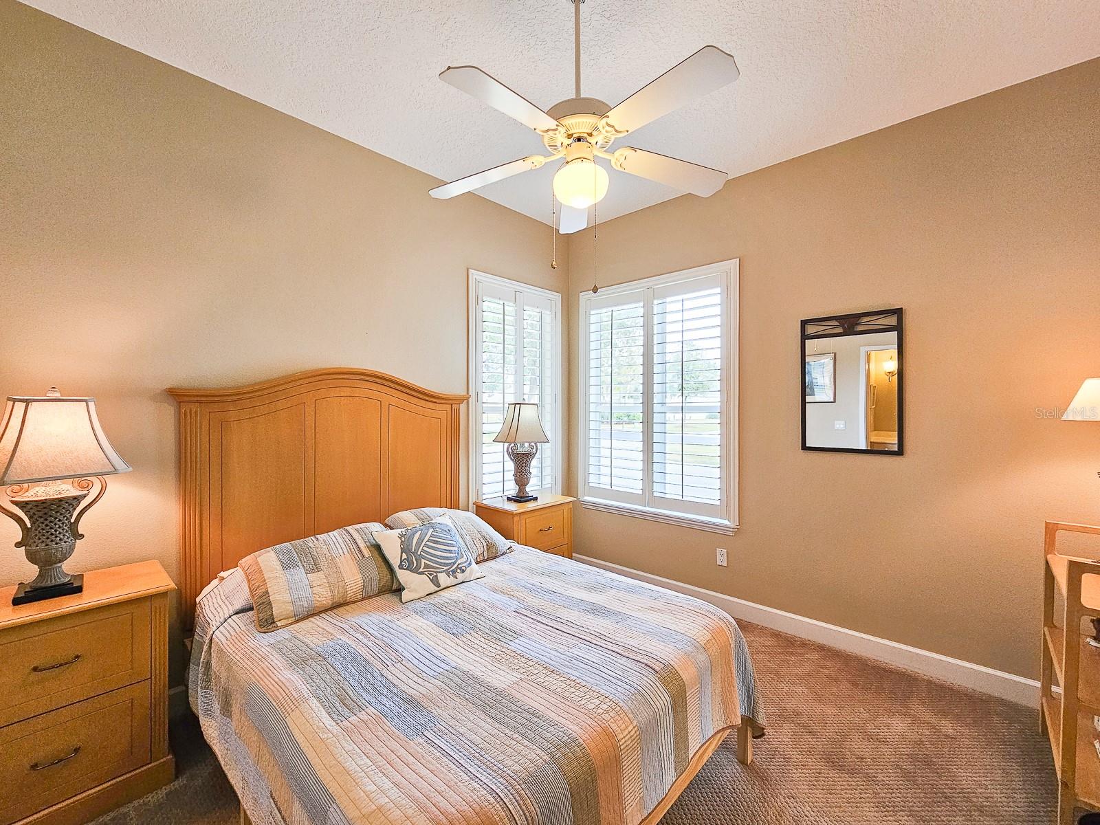 6 LAKESIDE PL E