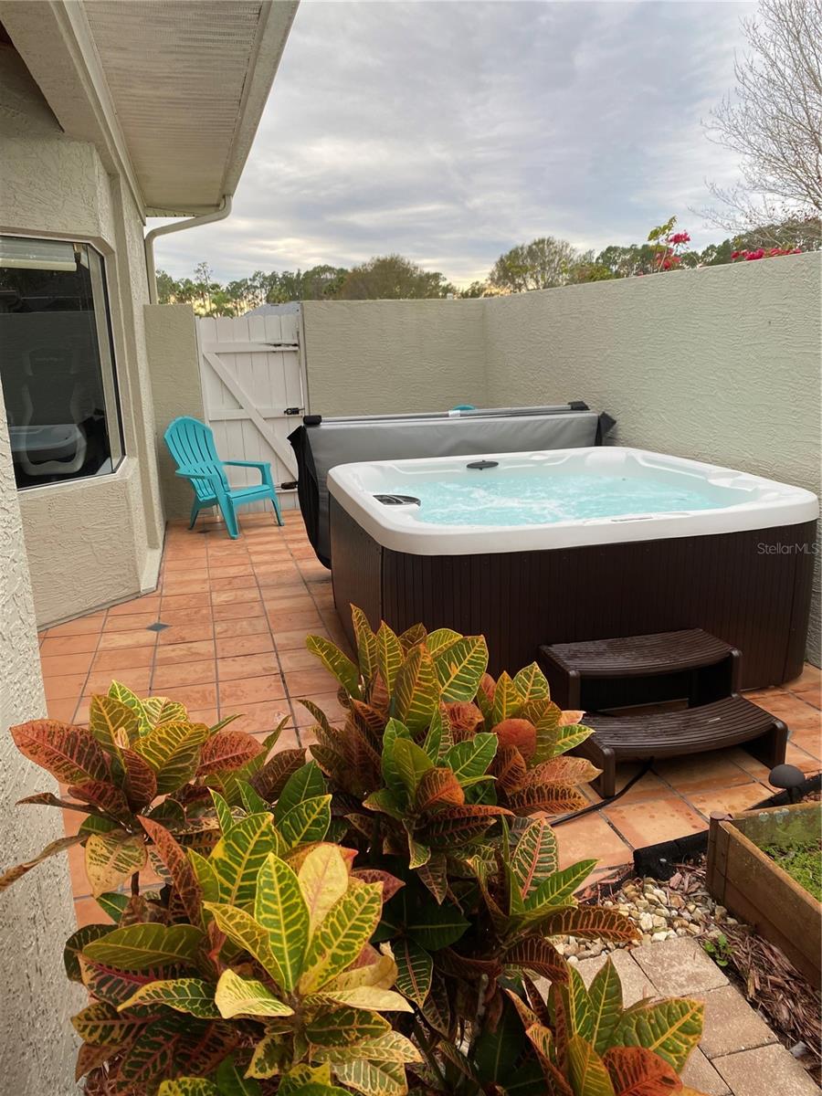 6 LAKESIDE PL E