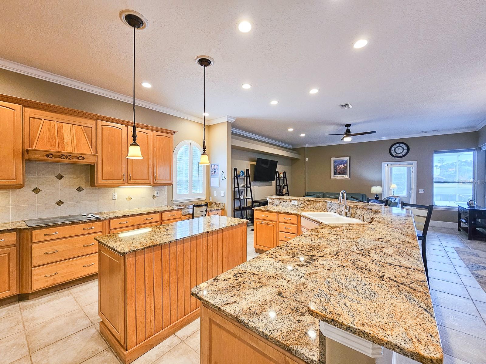 6 LAKESIDE PL E