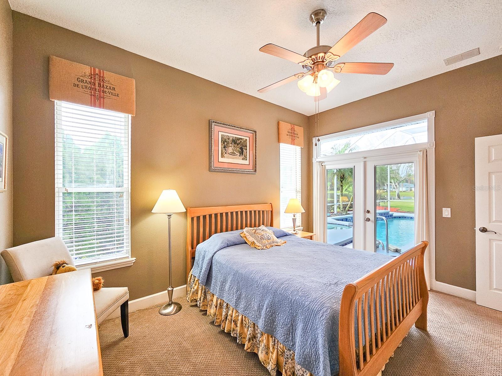 6 LAKESIDE PL E