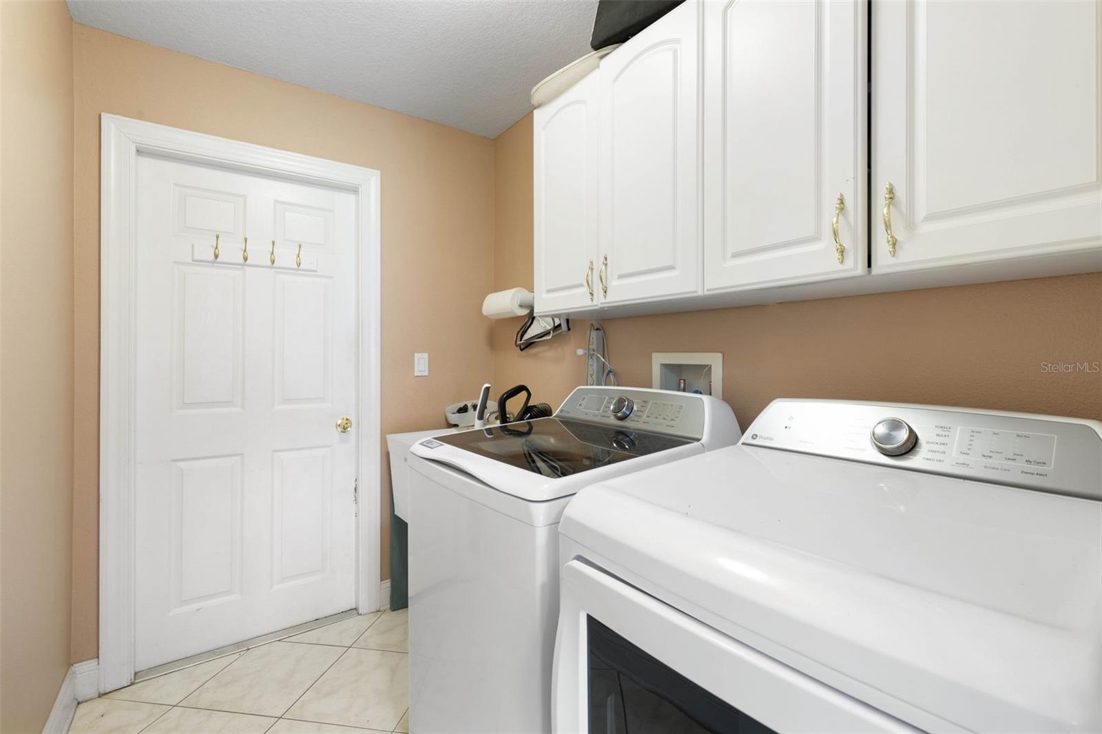 6 PRINCE MICHAEL LN