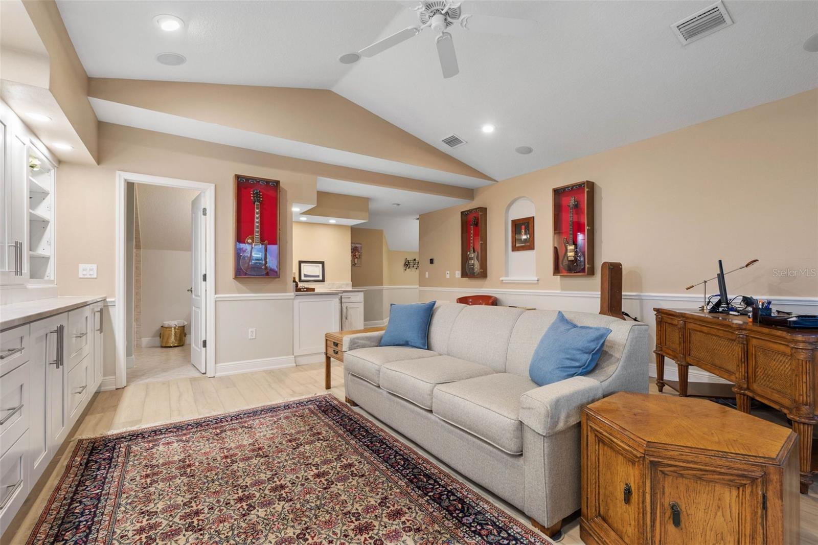 49 EASTLAKE DR